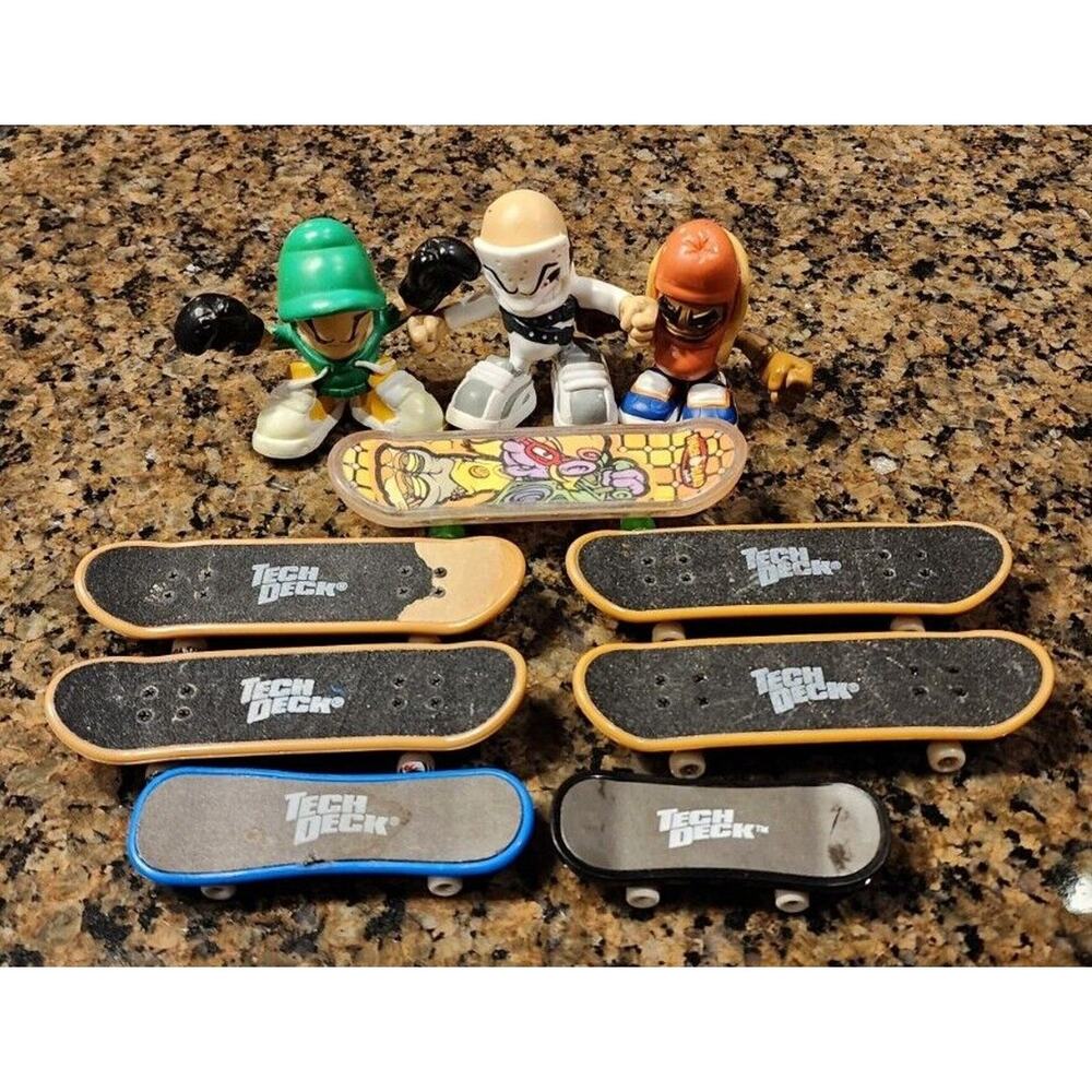 Lot of Vintage Tech Deck Dudes Action Figures And Boards 9 Pieces
